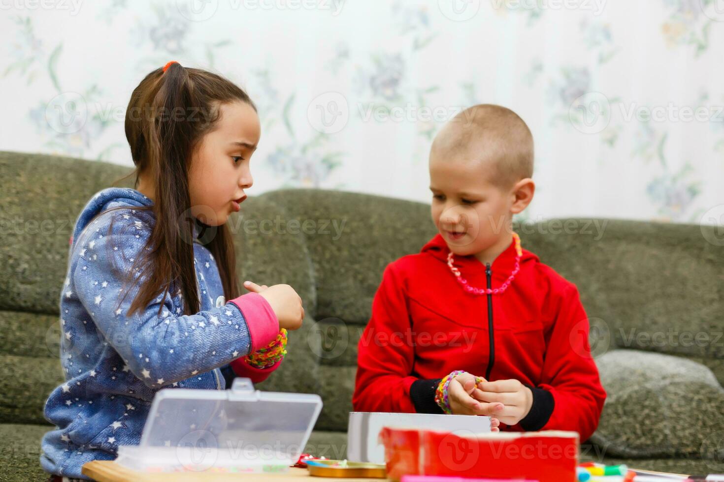 pequeño niñito niña y chico concentrado trabajo juntos. chico y niña aprender y jugar juntos a el mesa. niños disfrutar mano escribiendo. amistad foto