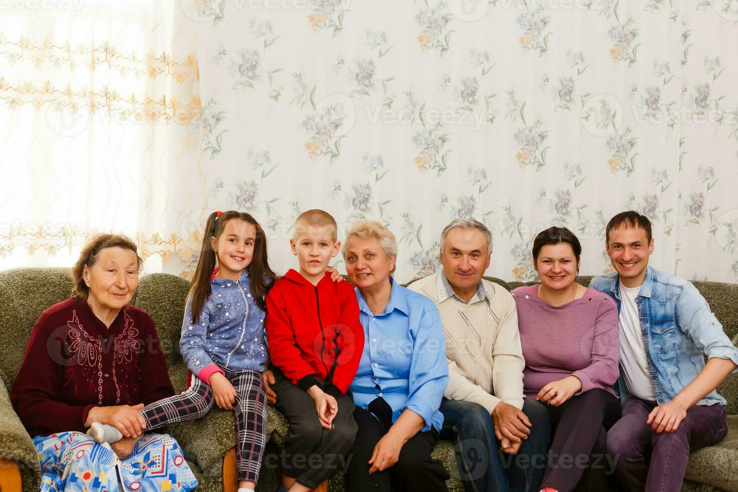contento grande familia en el sofá a hogar foto