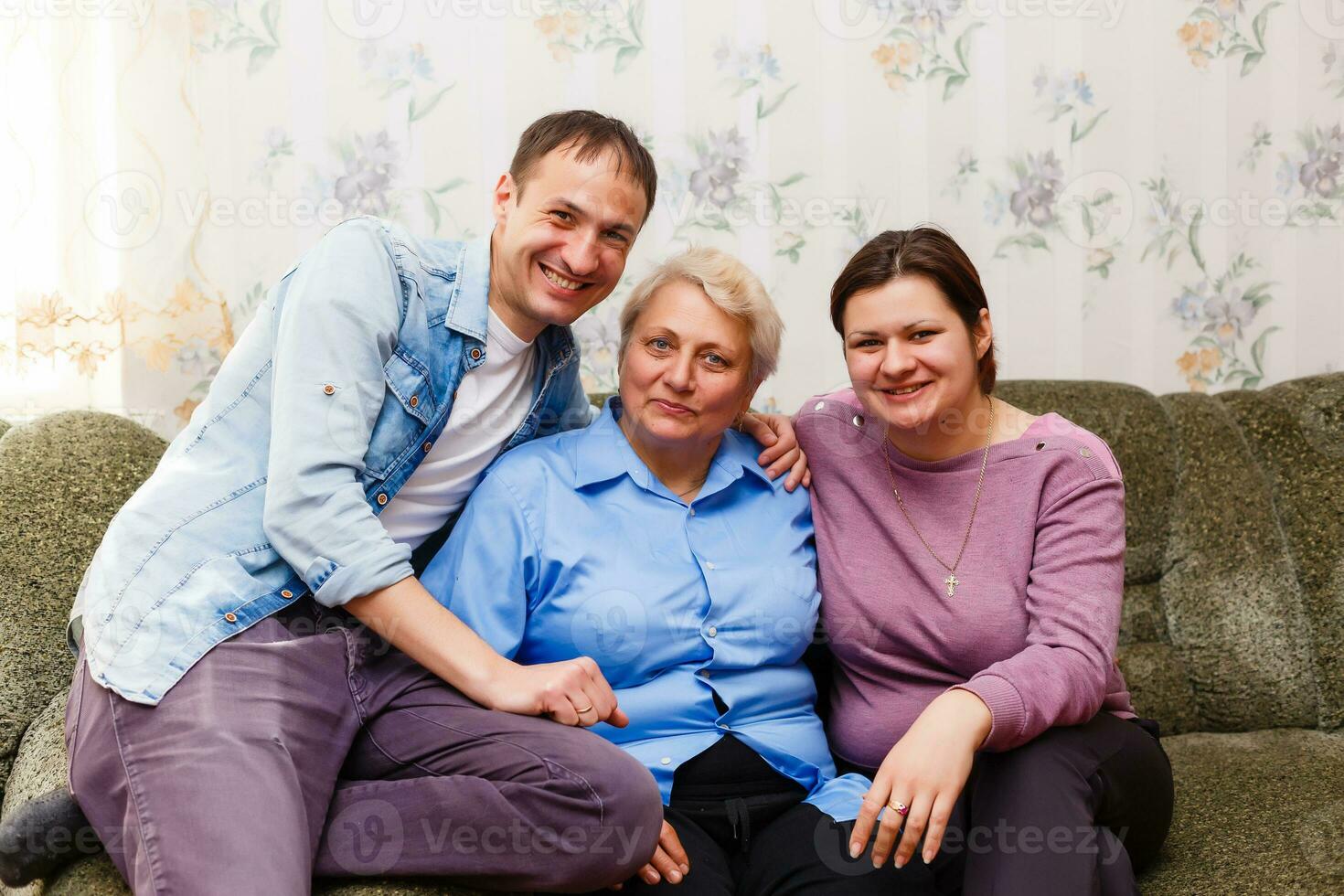 crecido arriba adulto sonriente nietos abraza mayor abuela alegre a ver desaparecido su, visitar de amoroso parientes disfrutar comunicación, abrazo como símbolo de conexión, amor y apoyo concepto foto