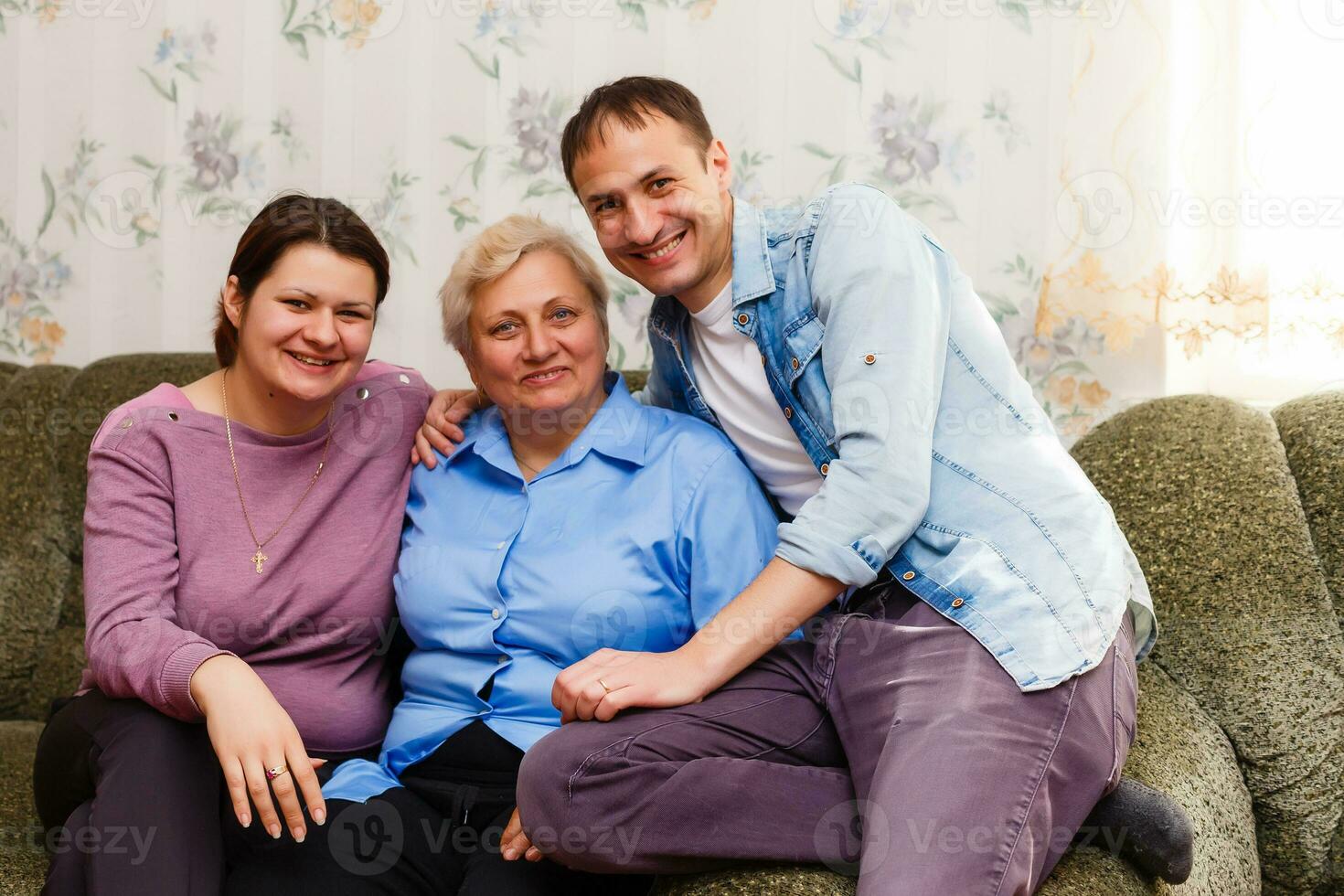 madre con adulto niños relajante en sofá a hogar juntos foto