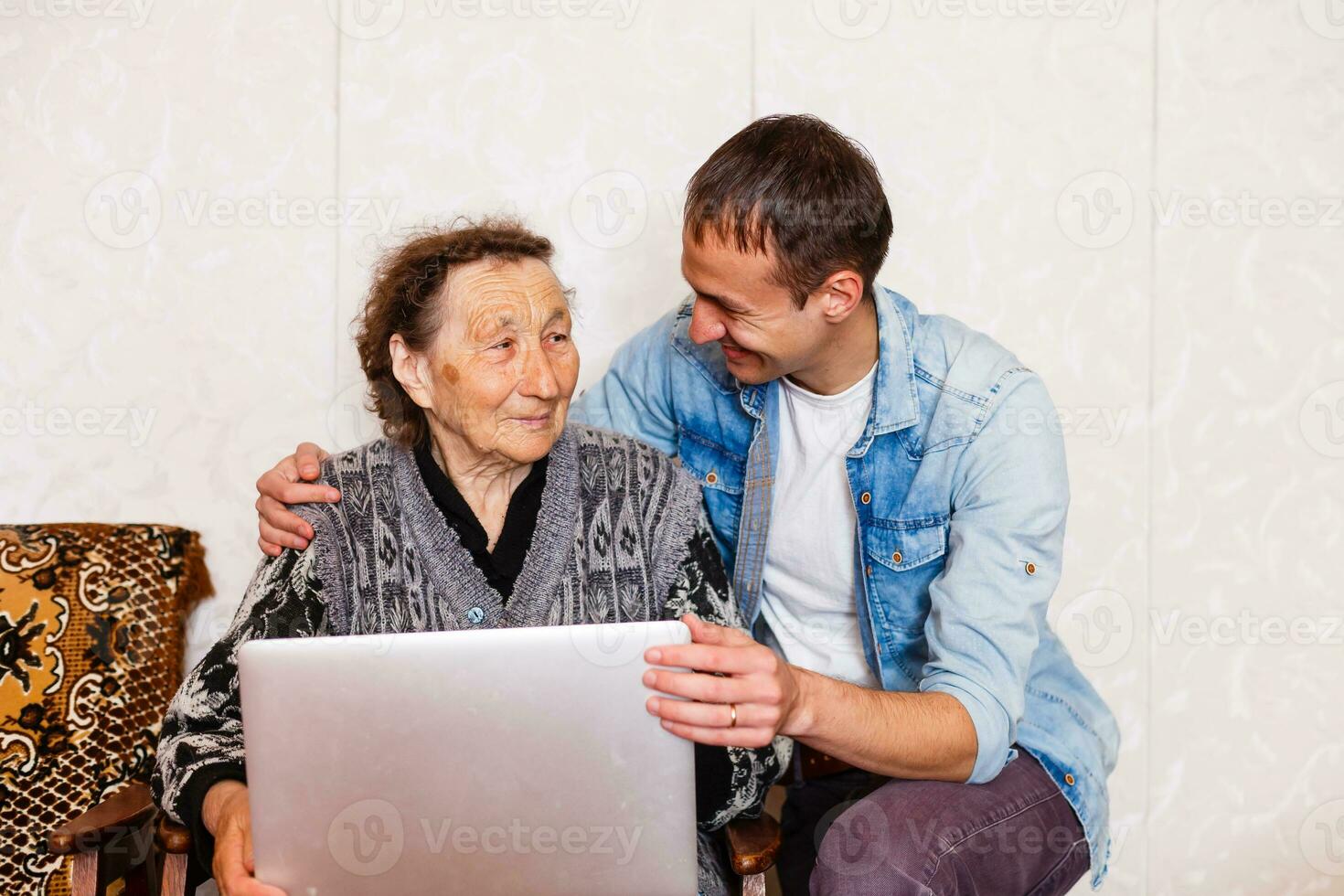 imagen de un mayor mujer y un joven hombre foto