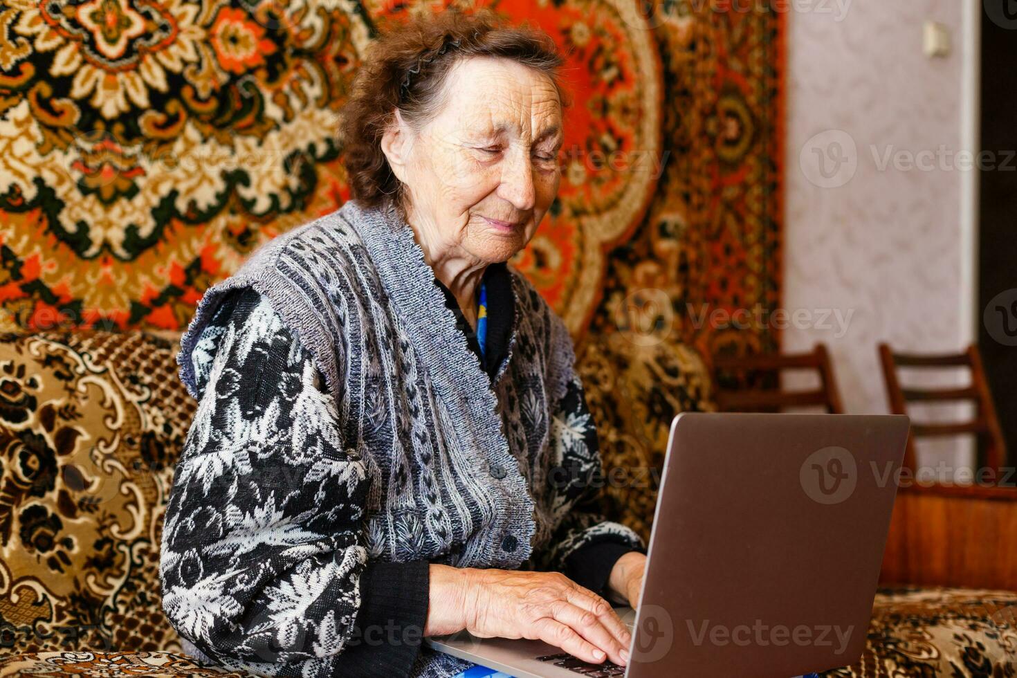 mayor mujer utilizando un ordenador portátil computadora a hogar foto