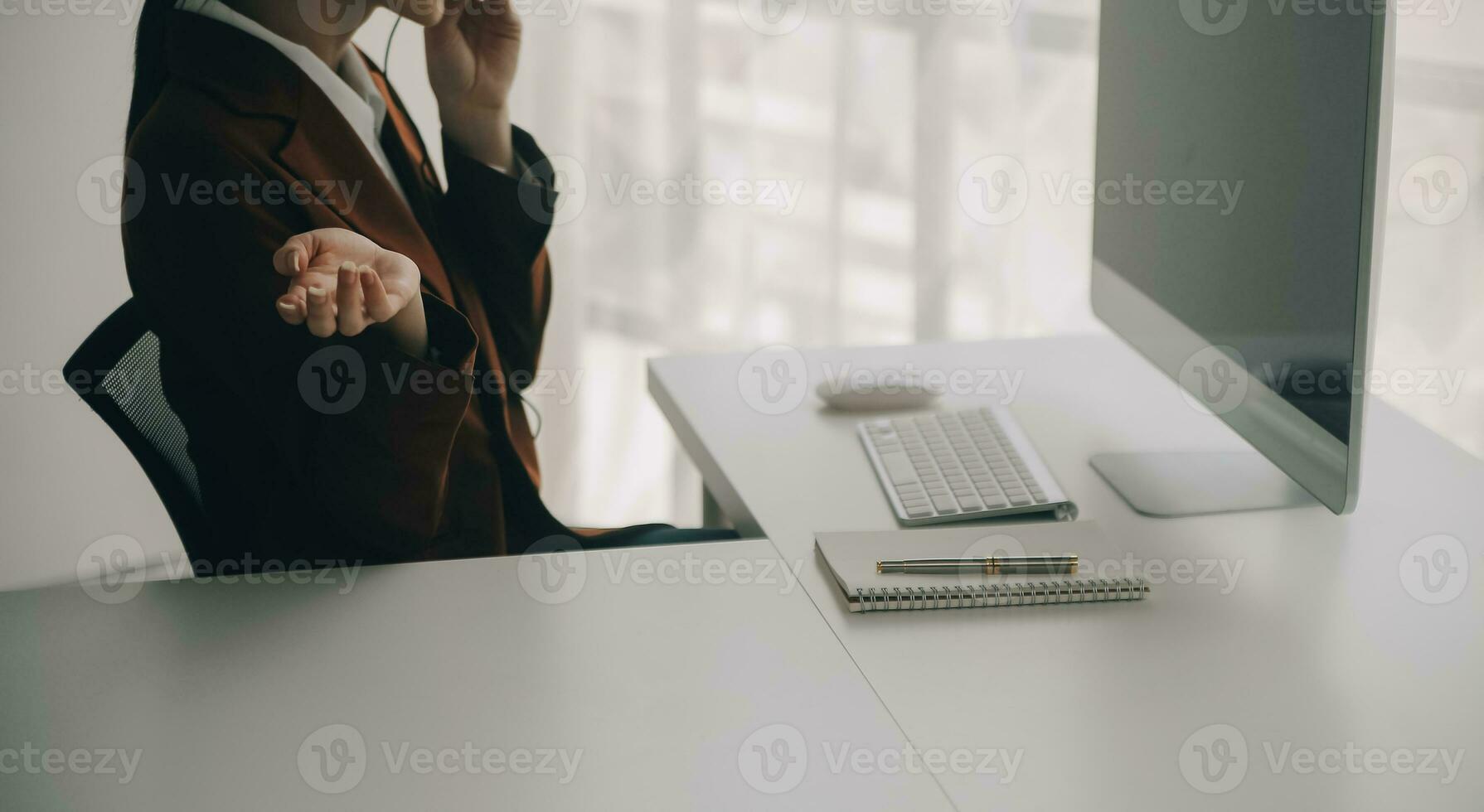 hermosa hembra llamada centrar operador trabajando en computadora en oficina foto