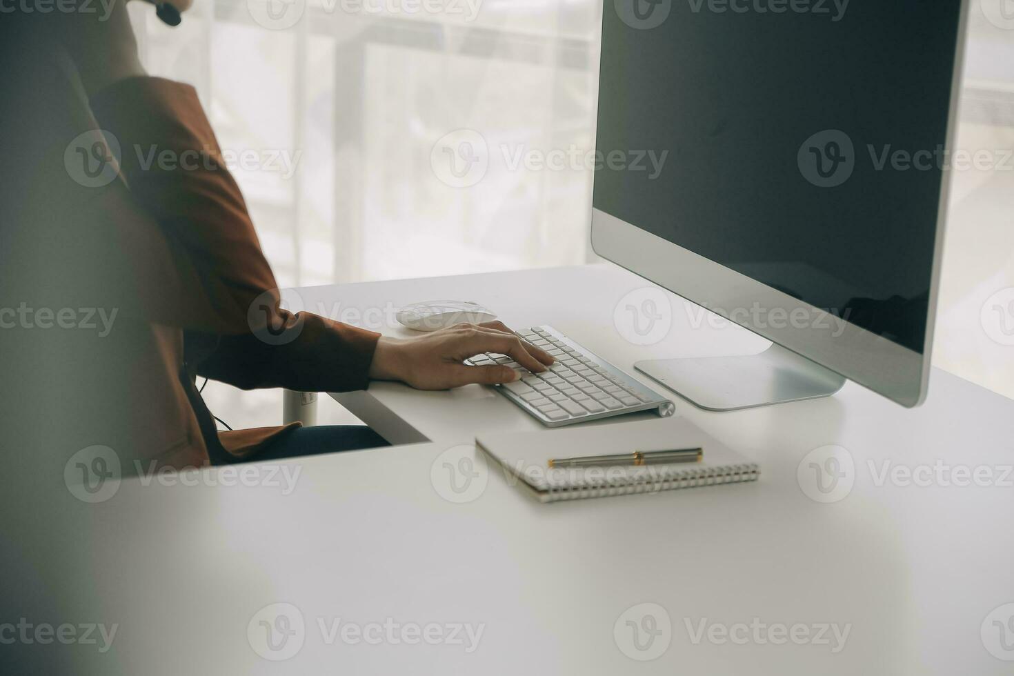 hermosa hembra llamada centrar operador trabajando en computadora en oficina foto