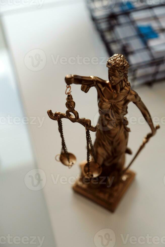 martillo de juez con abogados de justicia que tienen una reunión de equipo en el bufete de abogados en segundo plano. conceptos de derecho. foto