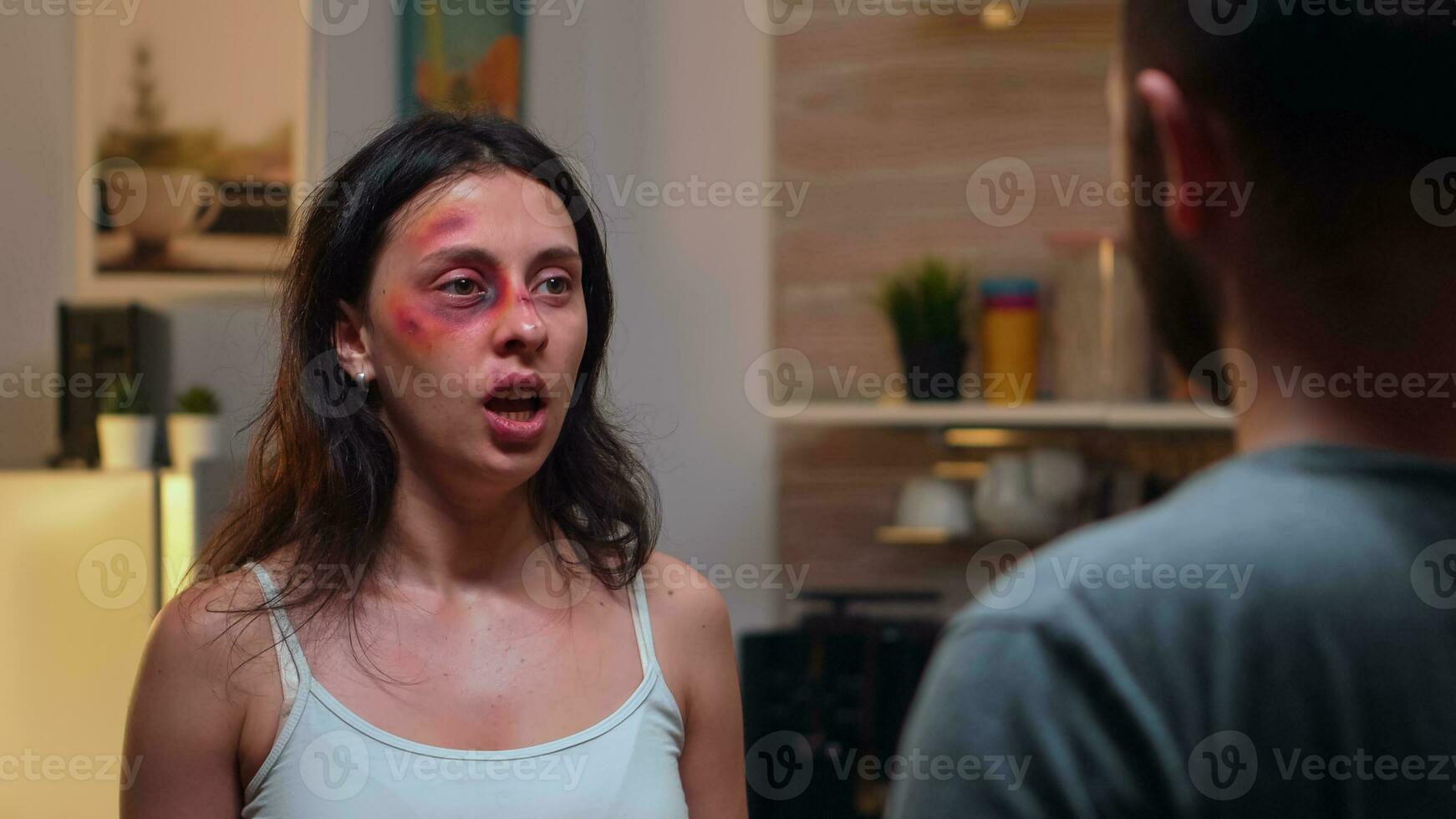 alcohólico socio levantamiento mano a esposa. abusado aterrorizado vencido esposa cubierto en moretones sufrimiento lesión desde borracho violento brutal agresivo marido gritando y lucha. foto