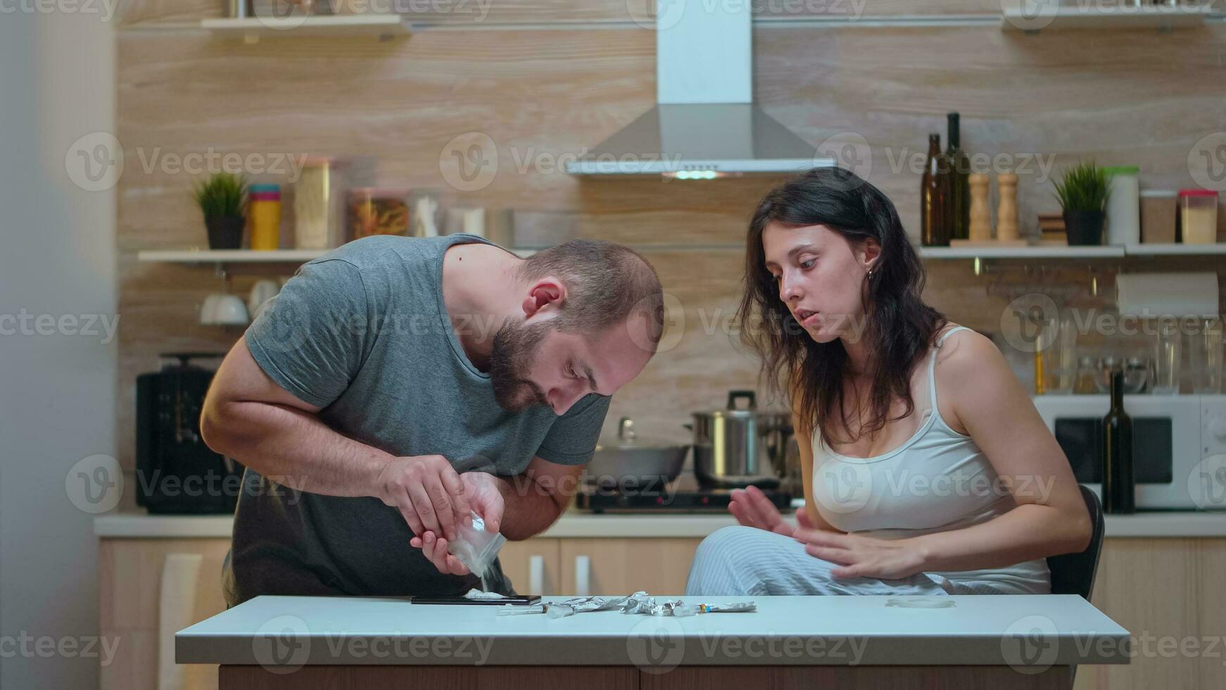 compañero preparando drogas en el mesa estoy el cocina. personas utilizando a heroína, cocaína con lado efectos sufre desde dolor haciendo convulsiones, social desastre y narcóticos adiccion epidemia. foto