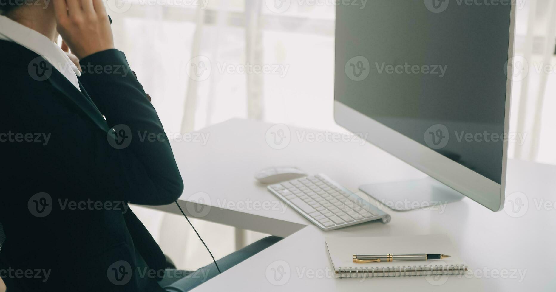 hermosa hembra llamada centrar operador trabajando en computadora en oficina foto