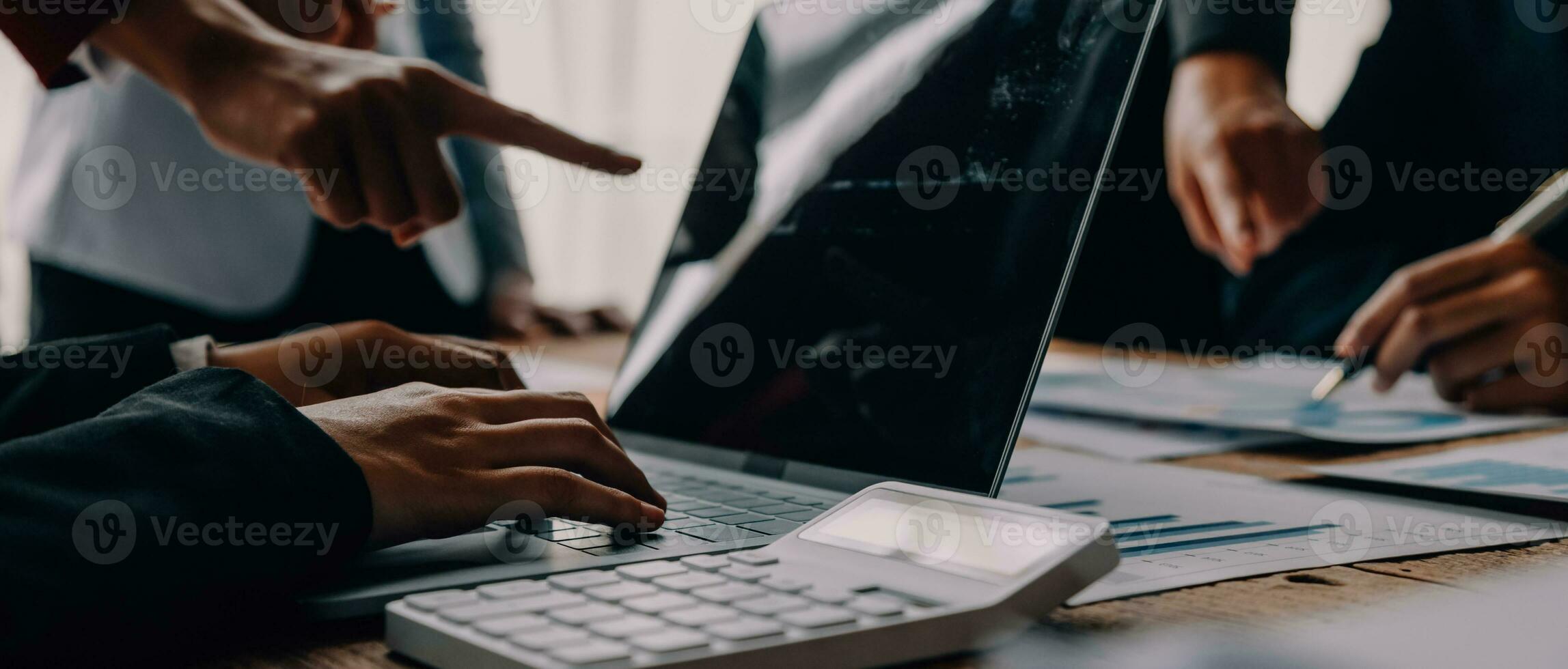 lluvia de ideas colaboración y exitoso camaradería análisis por joven negocio asiático personas trabajando en un oficina espacio de trabajo foto