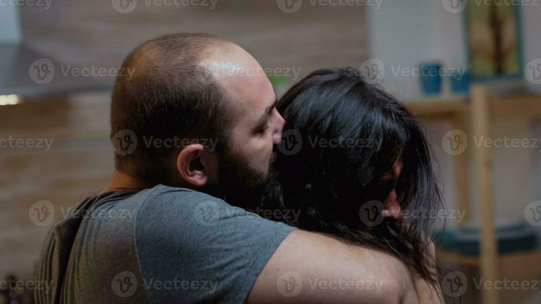 domesticos violencia en el noche, hombre levantamiento mano a esposa. abusado aterrorizado vencido mujer cubierto en moretones sufrimiento lesión desde alcohólico violento brutal agresivo marido gritando, lucha. foto