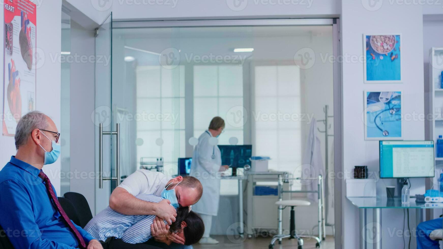 decepcionado joven Pareja en hospital esperando zona desde médico desfavorable malo Noticias durante coronavirus brote. médico vistiendo cara máscara en contra infección con COVID-19. foto