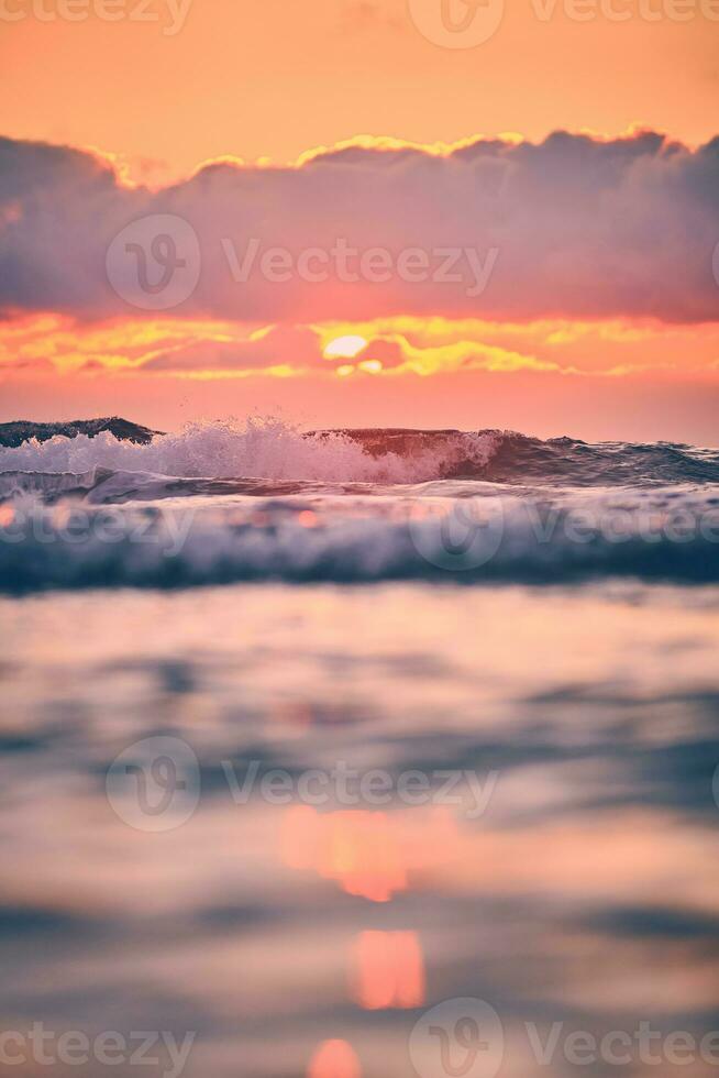olas en vistoso puesta de sol foto