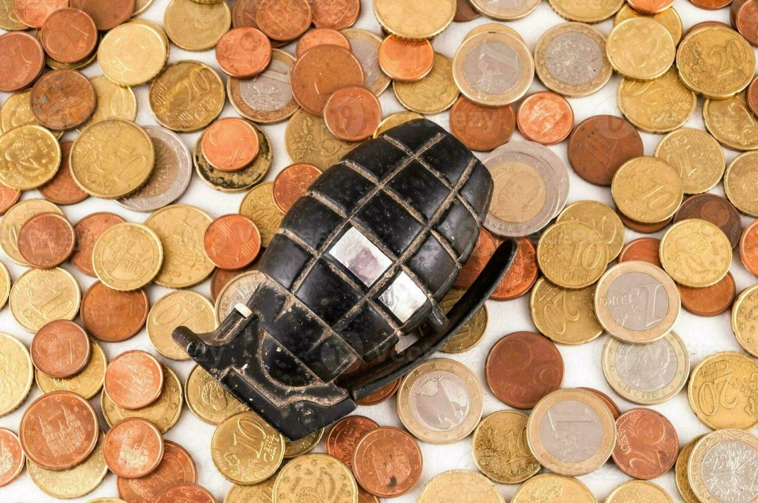 un granada es sentado en parte superior de un pila de monedas foto
