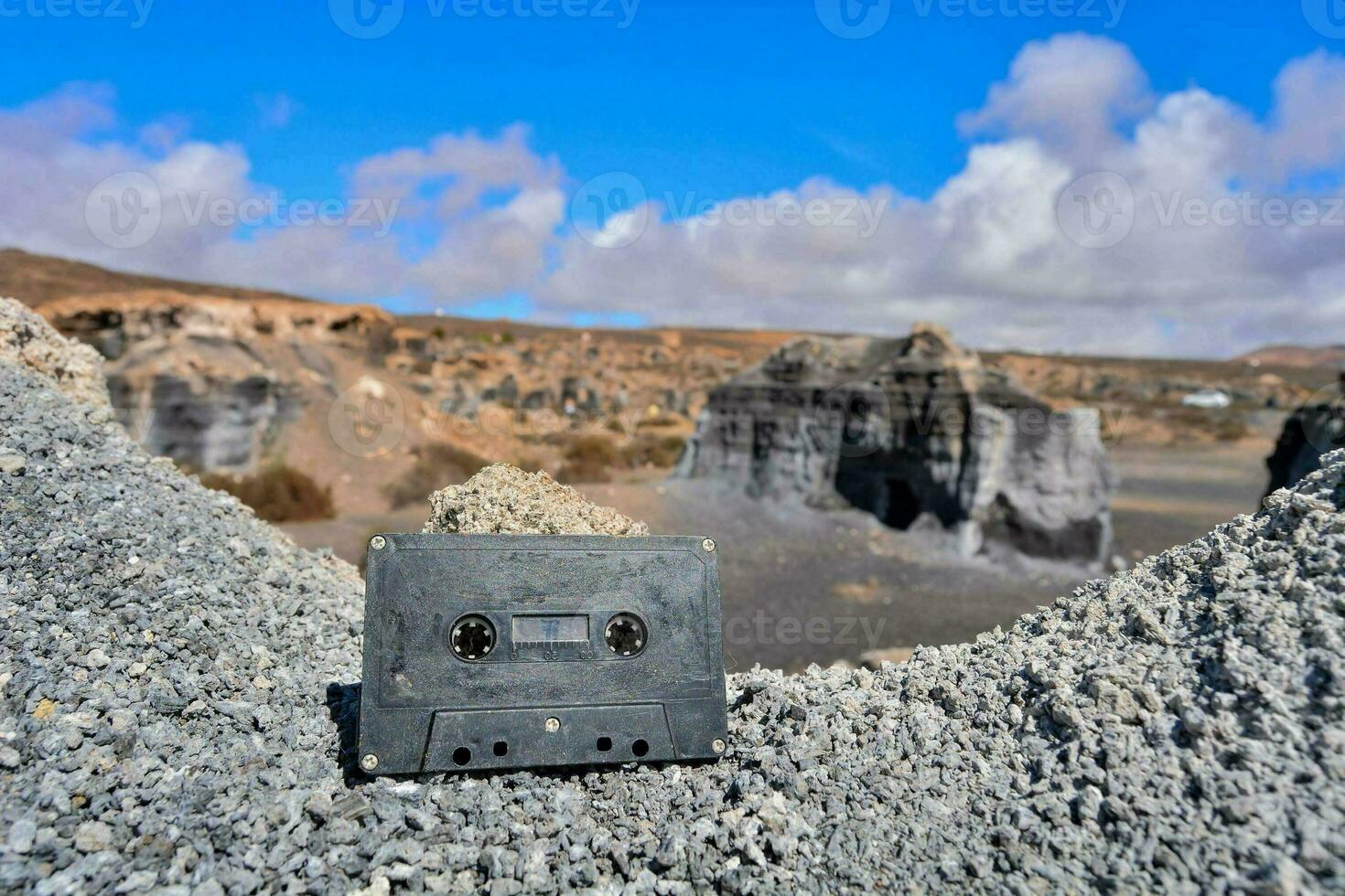 un casete sentado en parte superior de rocas foto