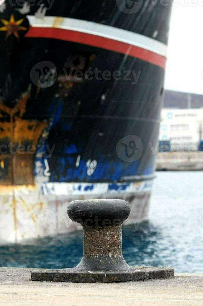 a ship anchor is sitting on the dock photo