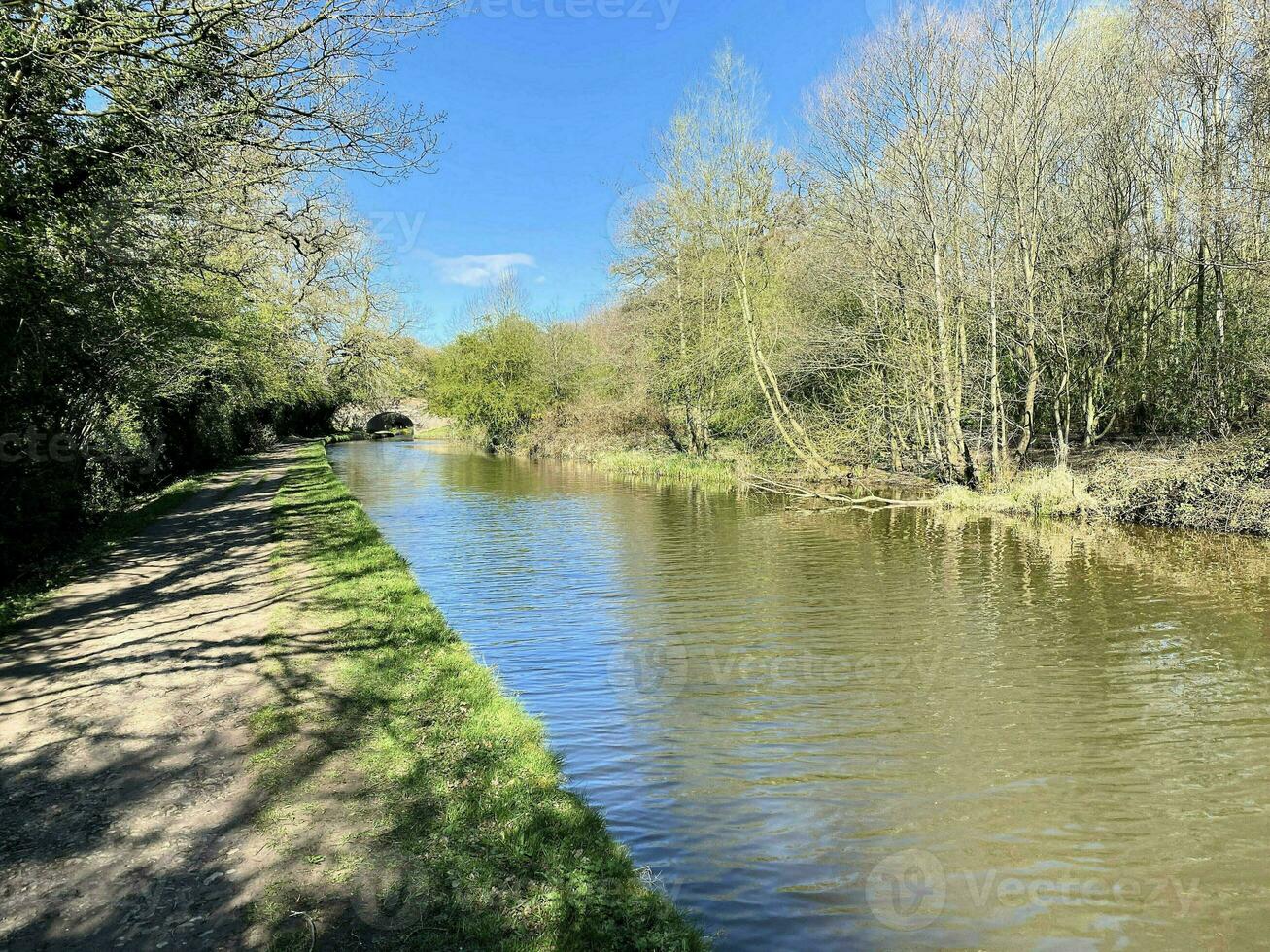 A view of the Shropshire Union Canal at Whitchurch photo