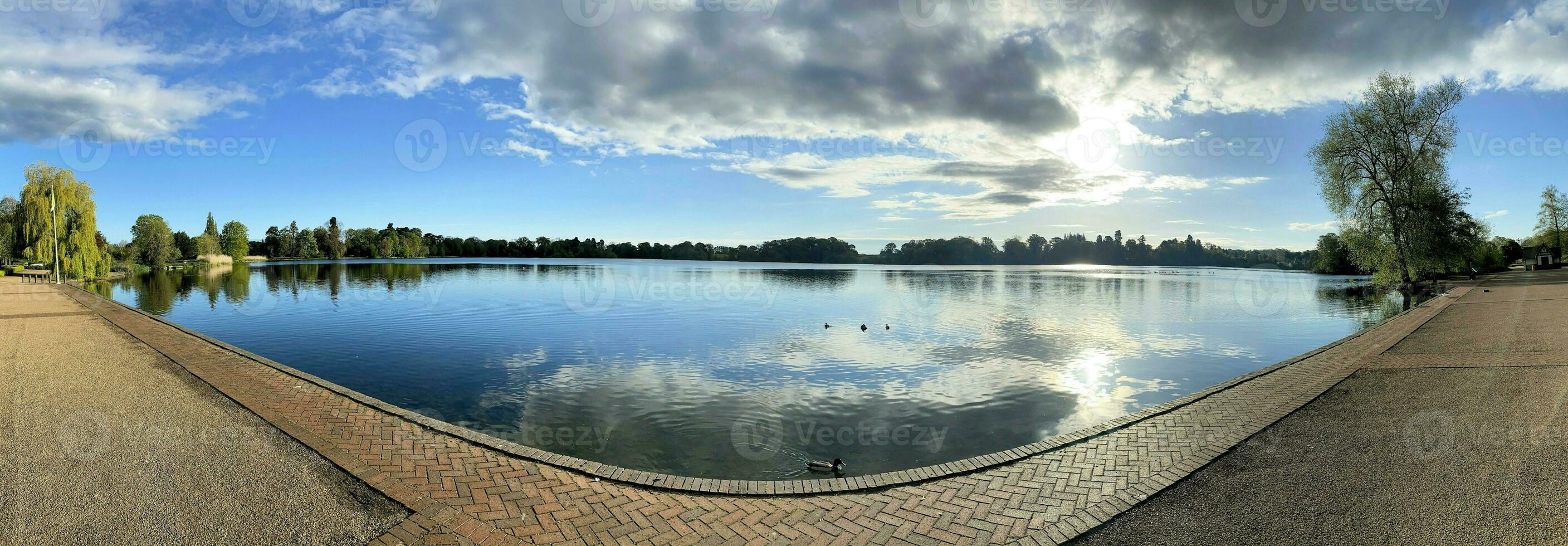 un ver de ellesmere lago en el temprano Mañana foto