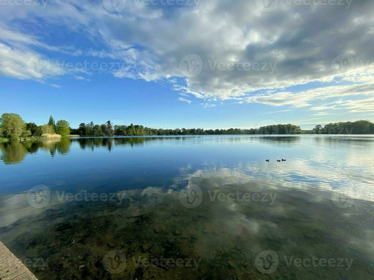 un ver de ellesmere lago en el temprano Mañana foto