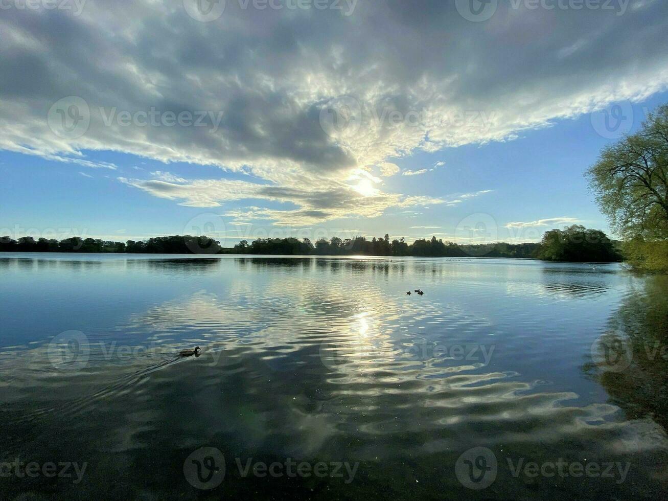 un ver de ellesmere lago en el temprano Mañana foto