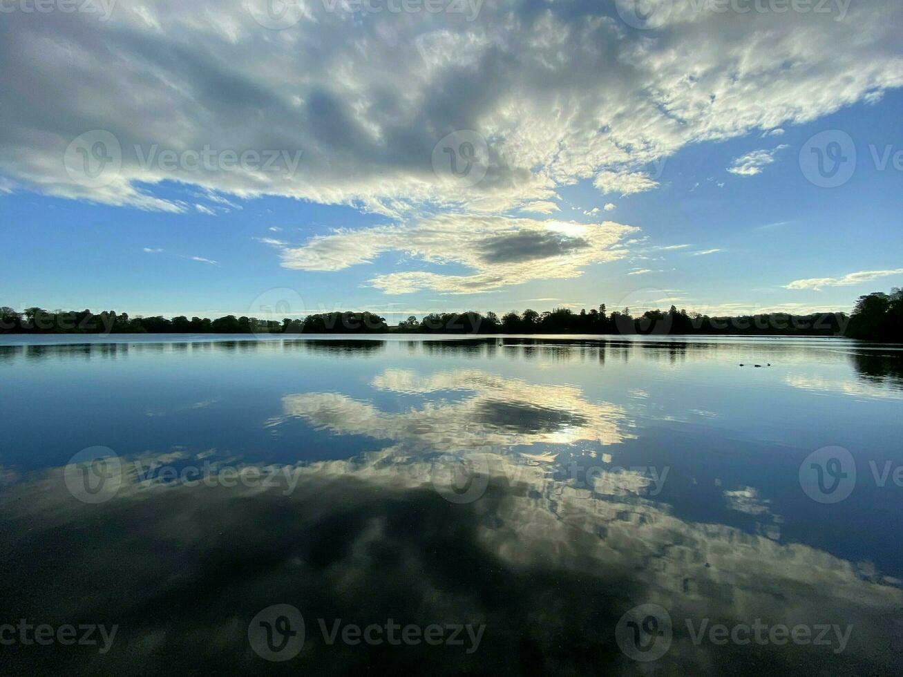 un ver de ellesmere lago en el temprano Mañana foto