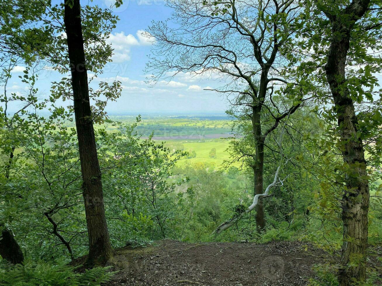 una vista de la campiña de cheshire en las colinas de peckforton foto