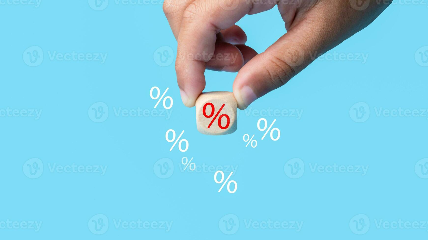 humano mano sostiene descuento porcentaje firmar icono en ligero azul antecedentes representa en línea compras concepto, especial precio productos y promociones foto