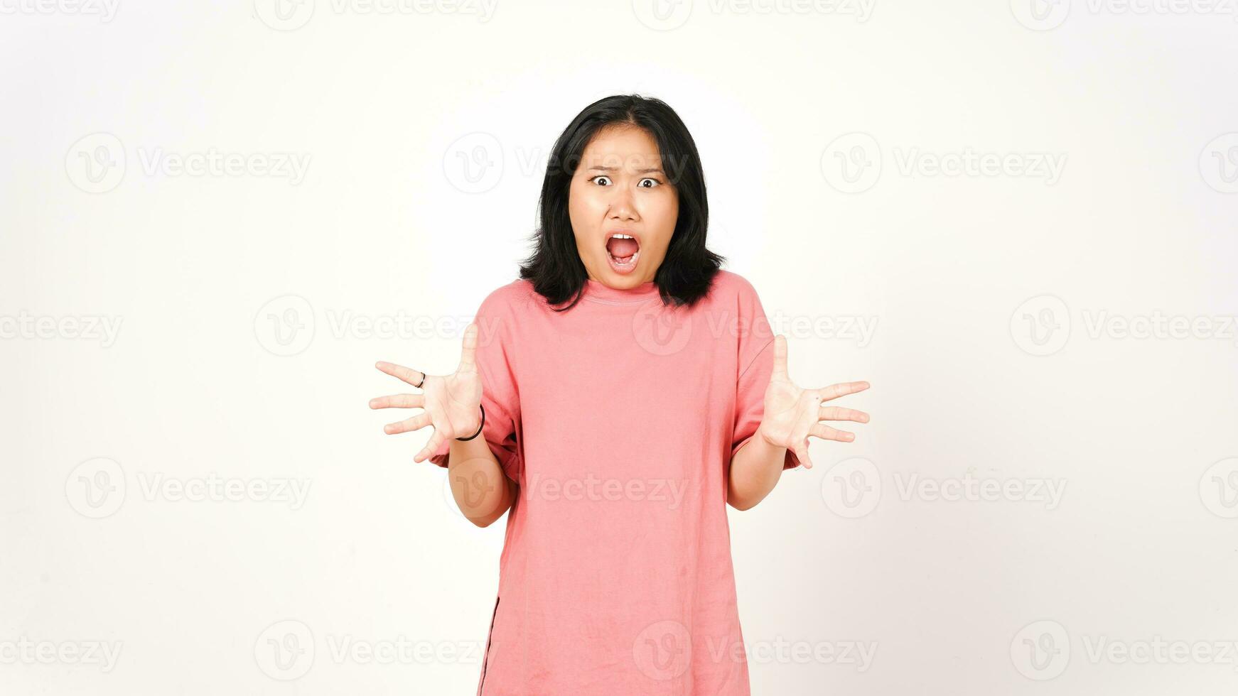 joven asiático mujer en rosado camiseta sorprendido y boca abierto en aislado blanco antecedentes foto