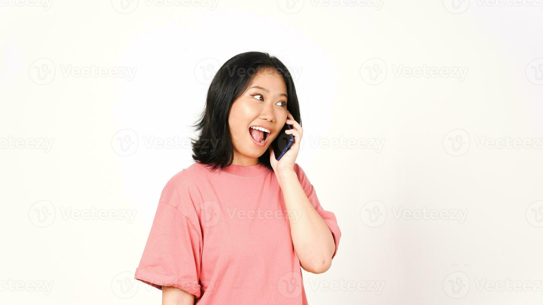 joven asiático mujer hablando en el teléfono aislado en un blanco antecedentes. foto