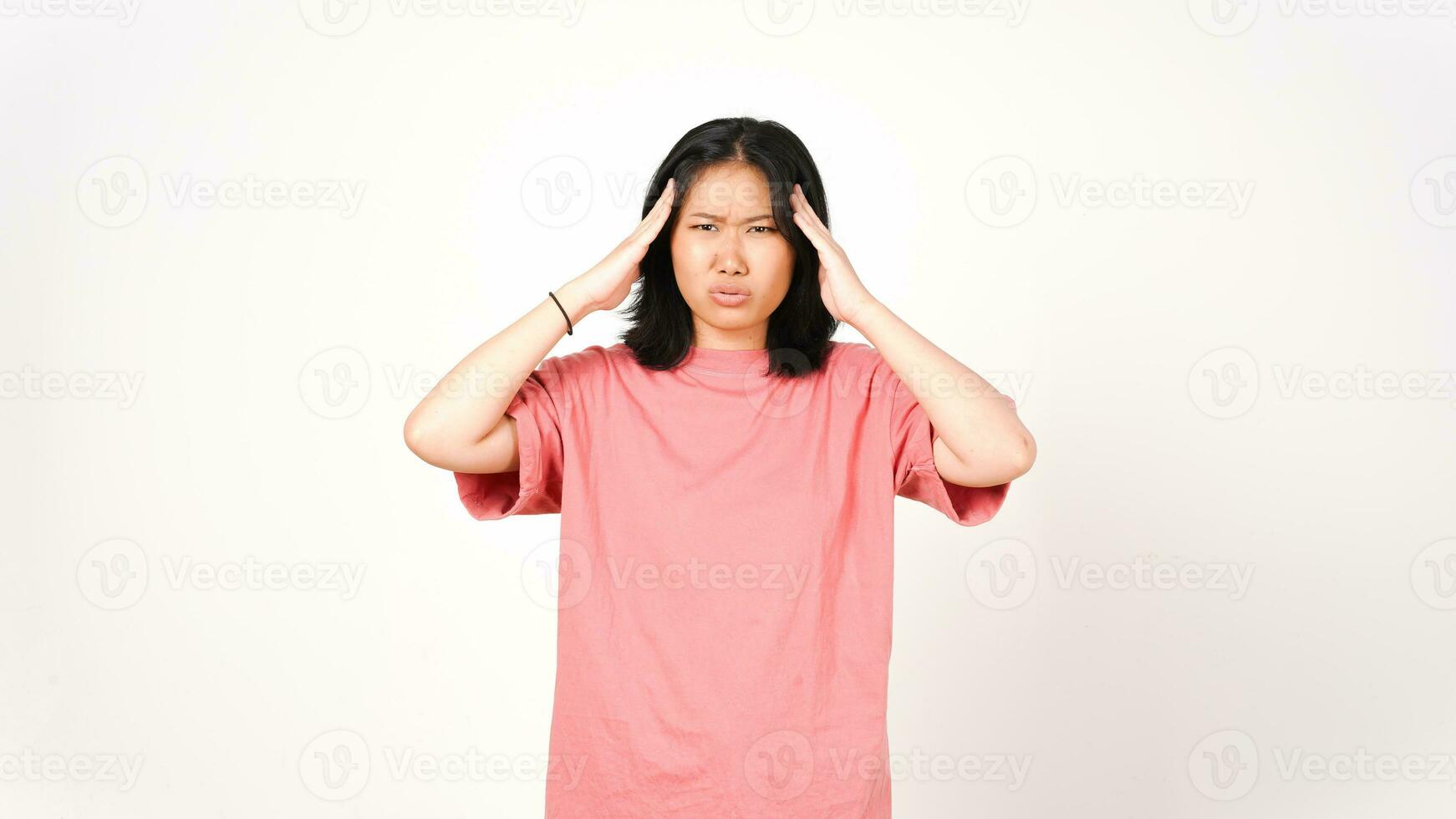 joven asiático mujer en rosado camiseta con dolor de cabeza gesto en aislado blanco antecedentes foto