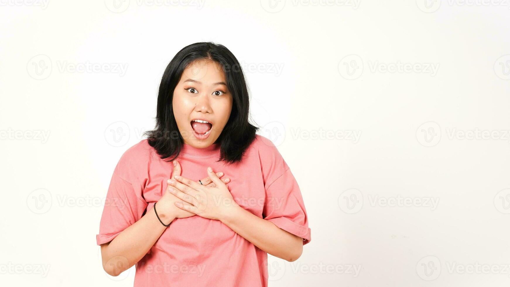 joven asiático mujer vistiendo rosado camiseta con sorprendido expresión foto