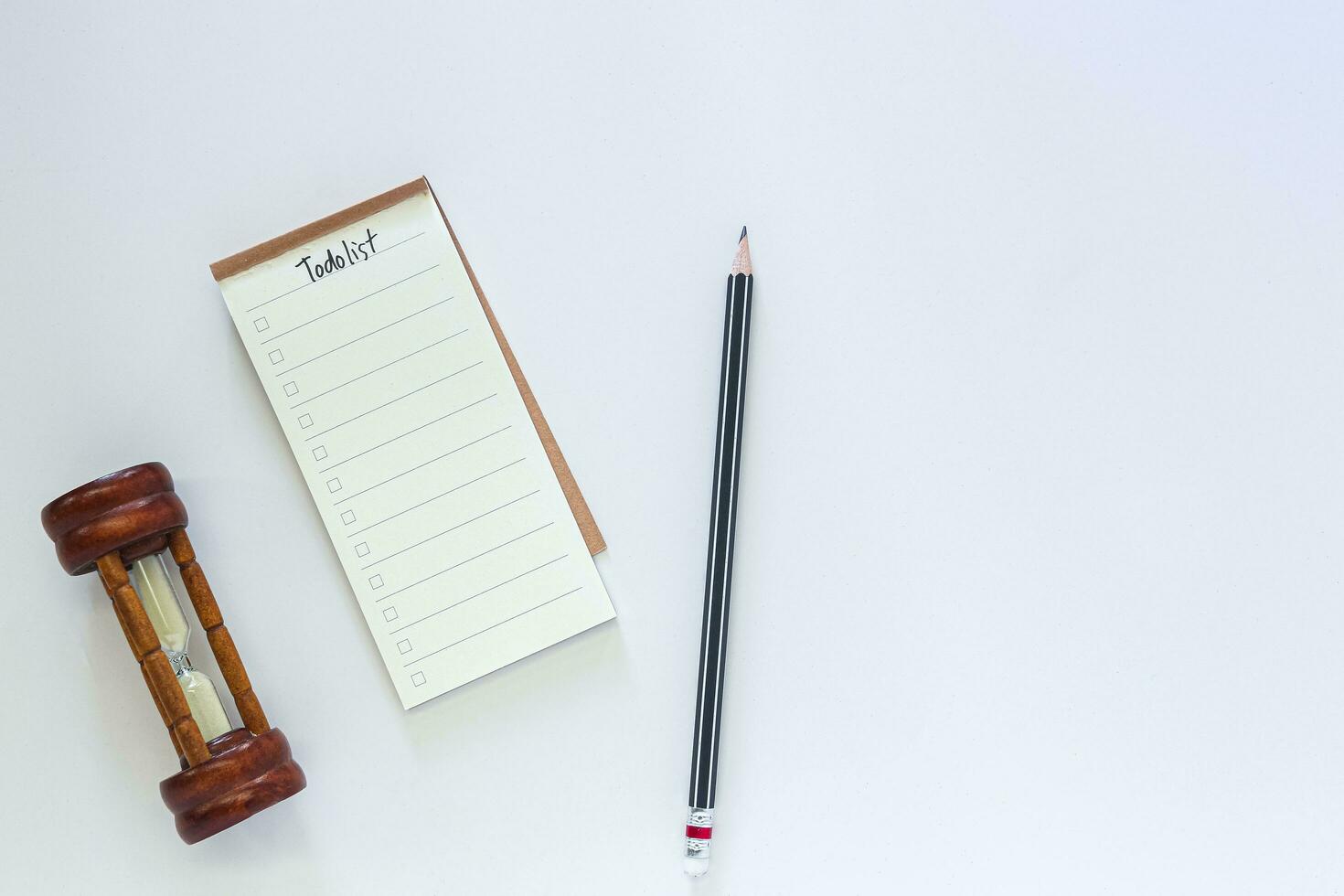 hora administración concepto, a hacer lista con bloc y negro lápiz en blanco escritorio. foto