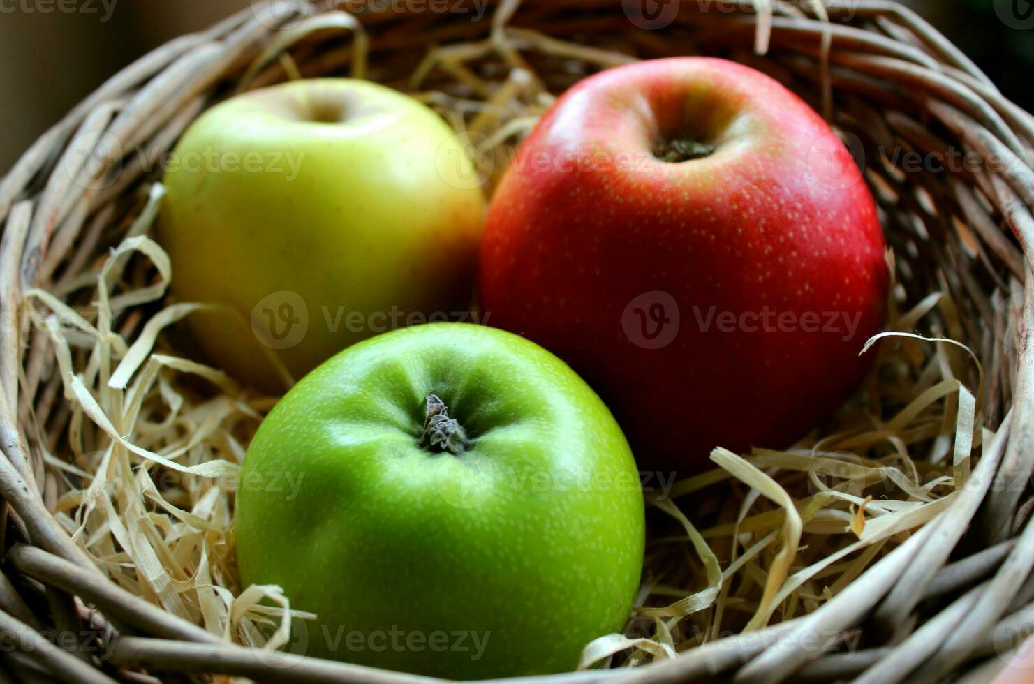 gala manzana, abuelita Herrero manzana y dorado delicioso manzana mentira lado por lado en un mimbre cesta foto