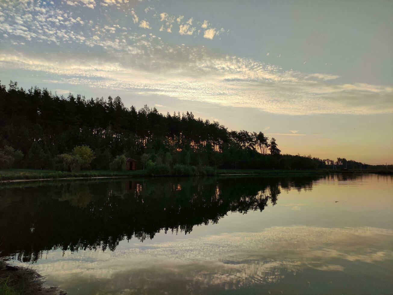 lago y bosque en atardecer, pintoresco fondo de pantalla foto