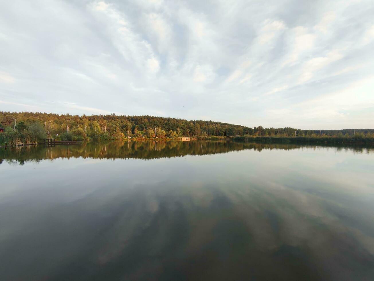 lago y bosque en atardecer, pintoresco fondo de pantalla foto