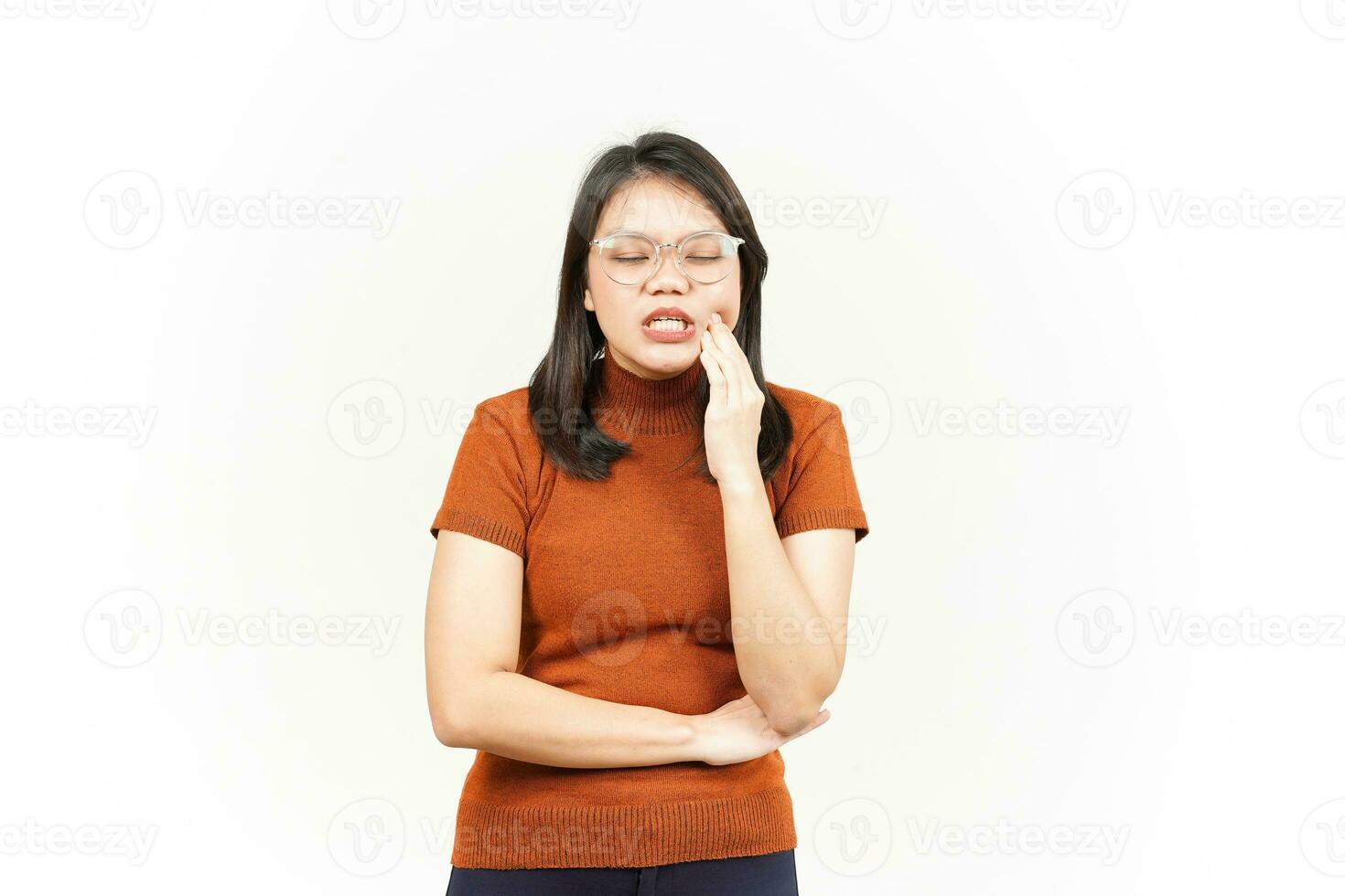 Sufrir dolor de muelas de hermosa mujer asiática aislado sobre fondo blanco. foto