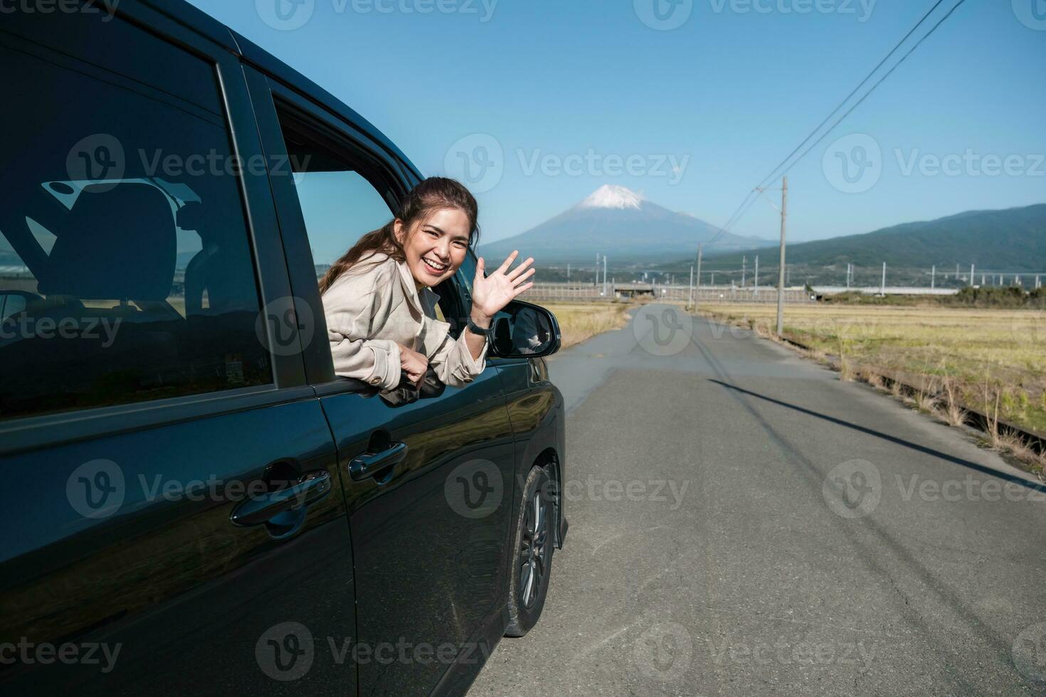 asiático mujer la carretera viaje y libertad desde coche ventana para primavera romper, Días festivos y al aire libre aventuras en rural Japón alrededor montar fuji retrato de contento joven mujer conducción en la carretera viaje. foto