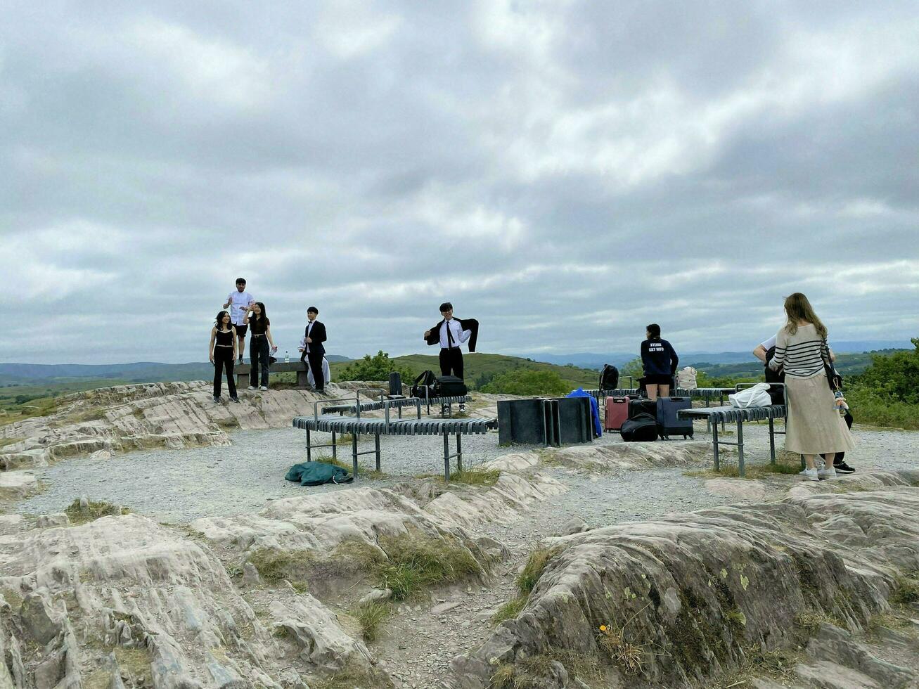 turista tomando maletas arriba un montaña para un foto disparar