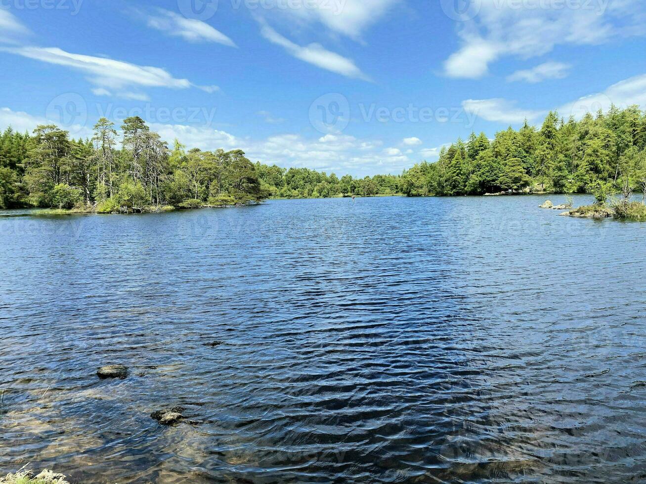 un ver de el lago distrito a alto represa tarn cerca Windermere foto