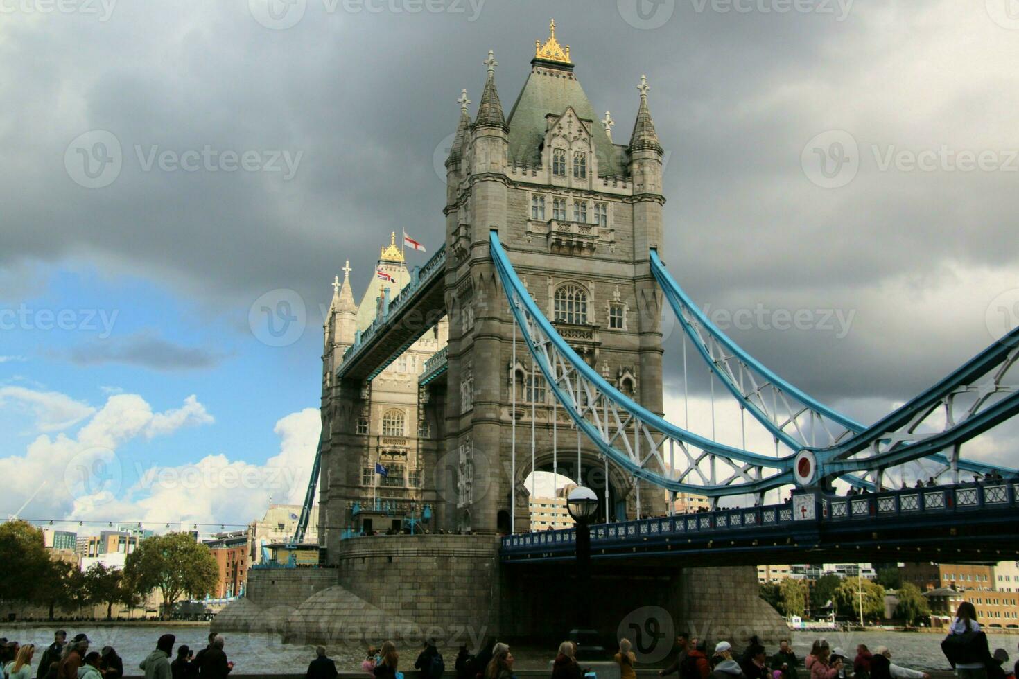 A view of Tower Bridge opening and closing its drawbridge photo