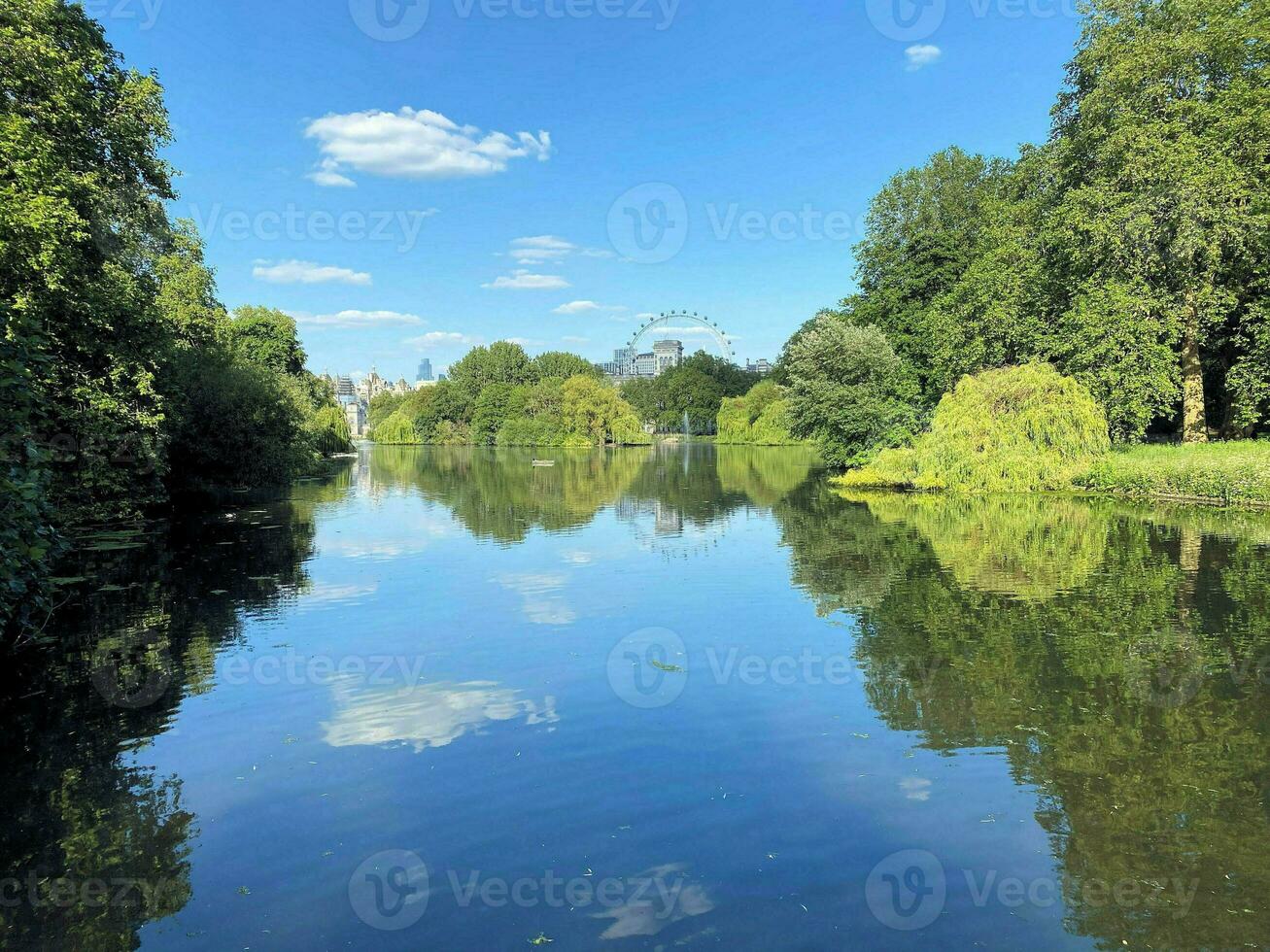 una vista de un lago en londres foto