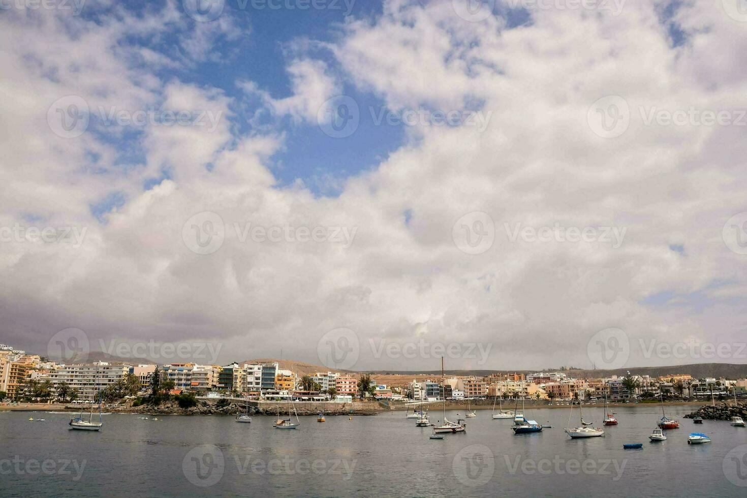 barcos en el puerto de un pequeño pueblo foto