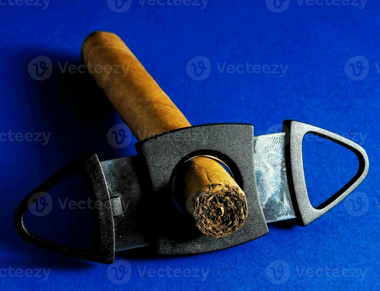 un cigarro en un cigarro cortador foto