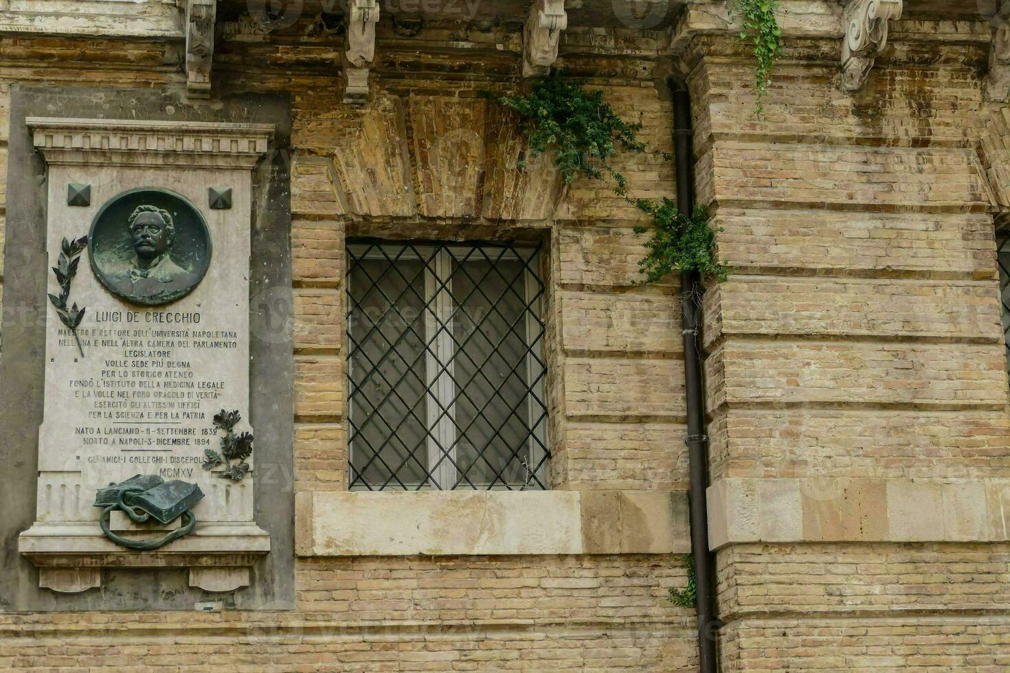 un placa en el lado de un edificio con un retrato de un hombre foto