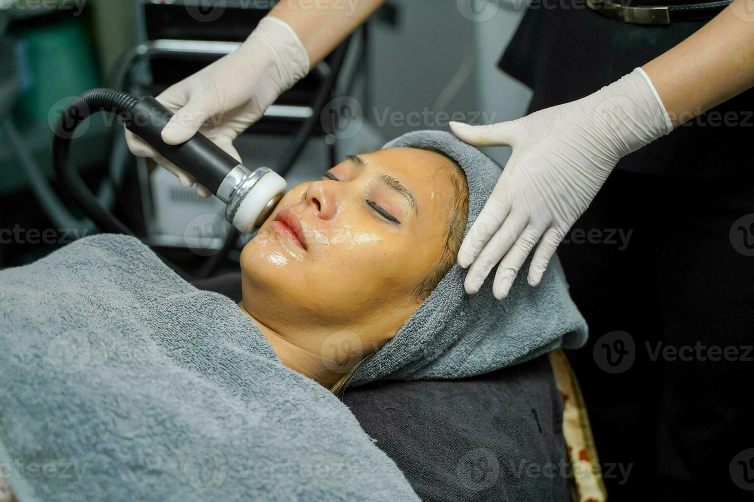 de cerca asiático belleza mujer teniendo terapia a estimular facial piel y facial ultrasónico protección de la piel tratamiento por profesional cosmetóloga bienestar. foto