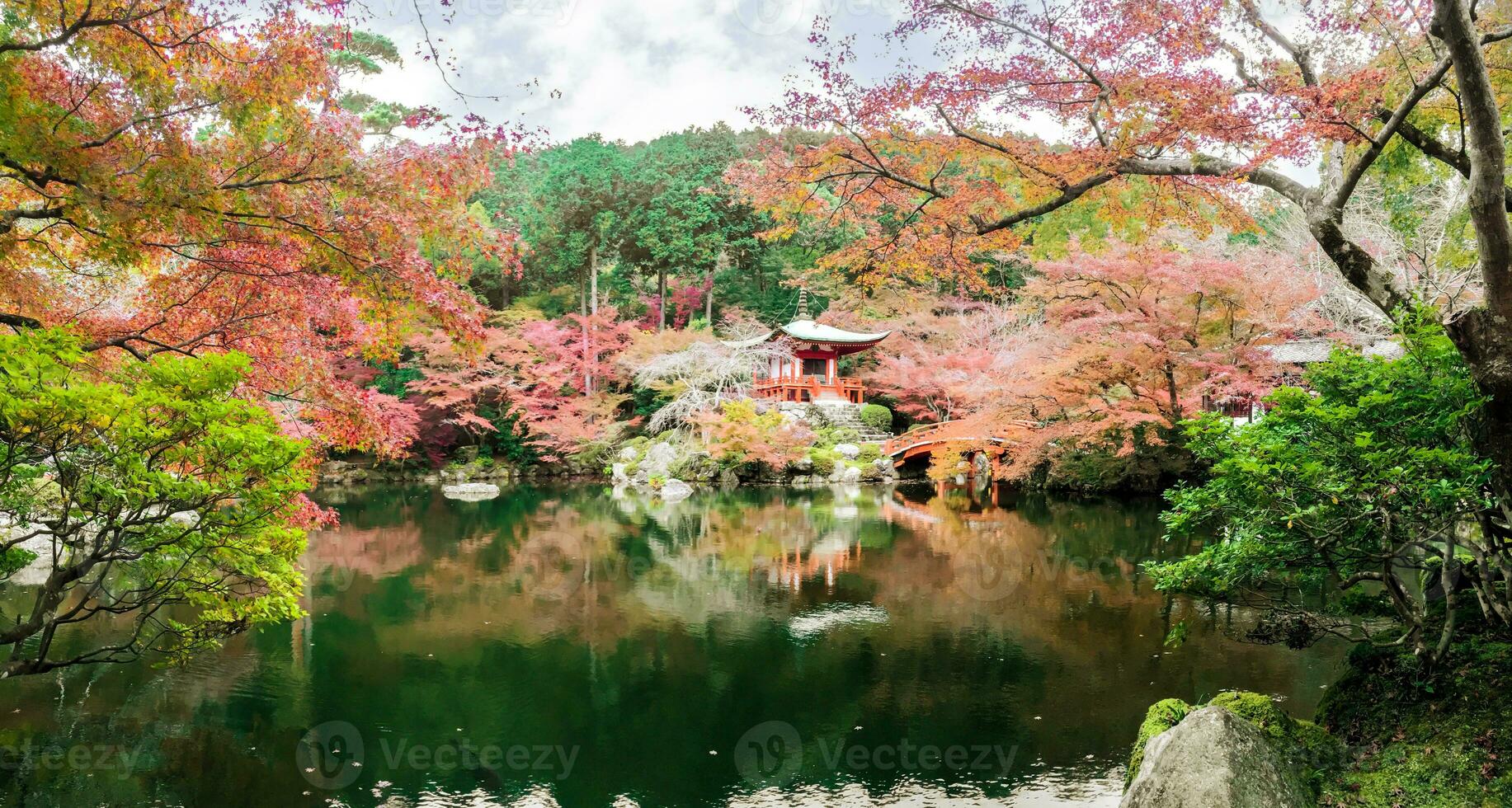 hermosa y multi colores de arce arboles a daigoji templo con estanque en ensenada azul cielo antecedentes. daigoji templo es el uno importante japonés templo de el shingon secta de japonés budismo. foto