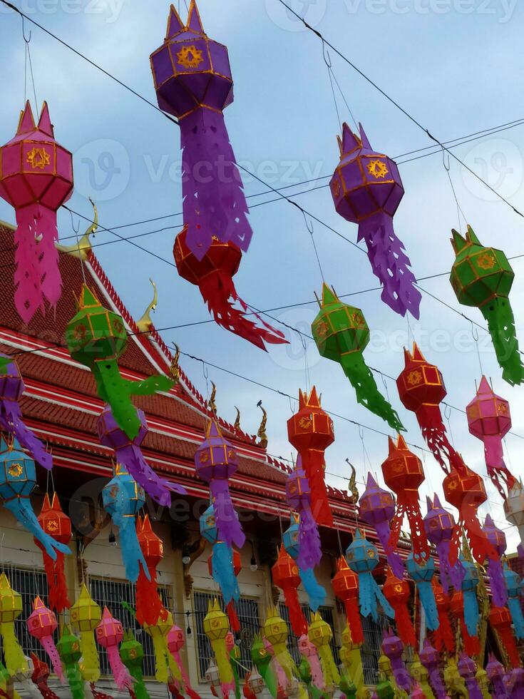 vistoso colgando linternas decorado dentro tailandés templos foto