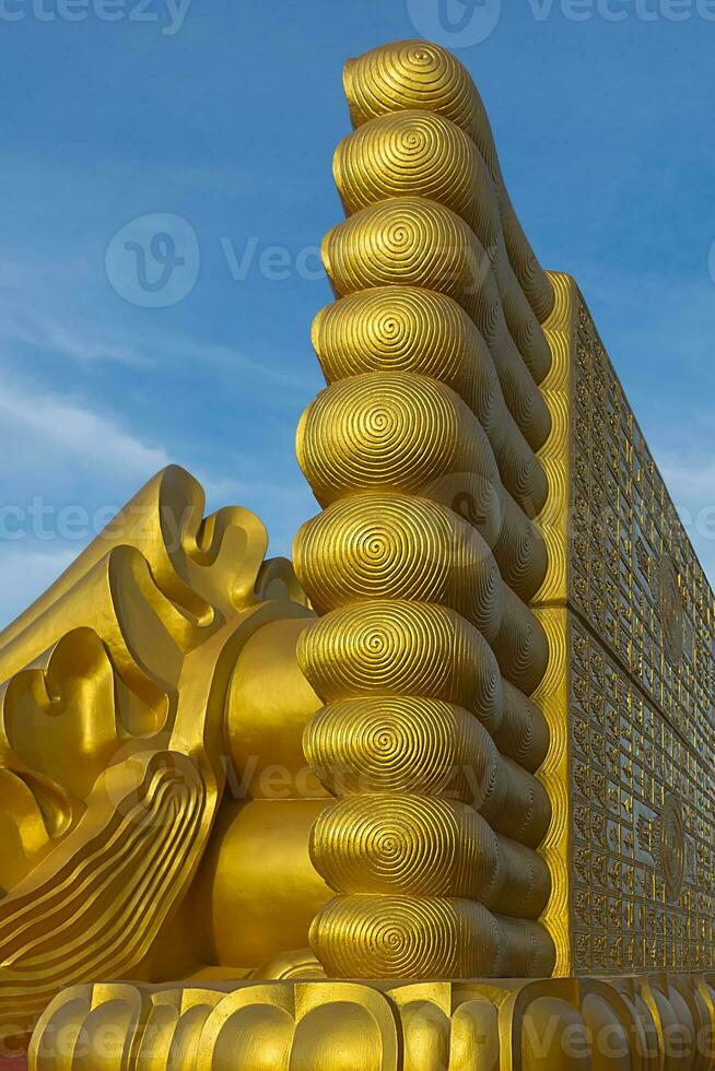 cerca arriba de el dorado Buda estatua. foto