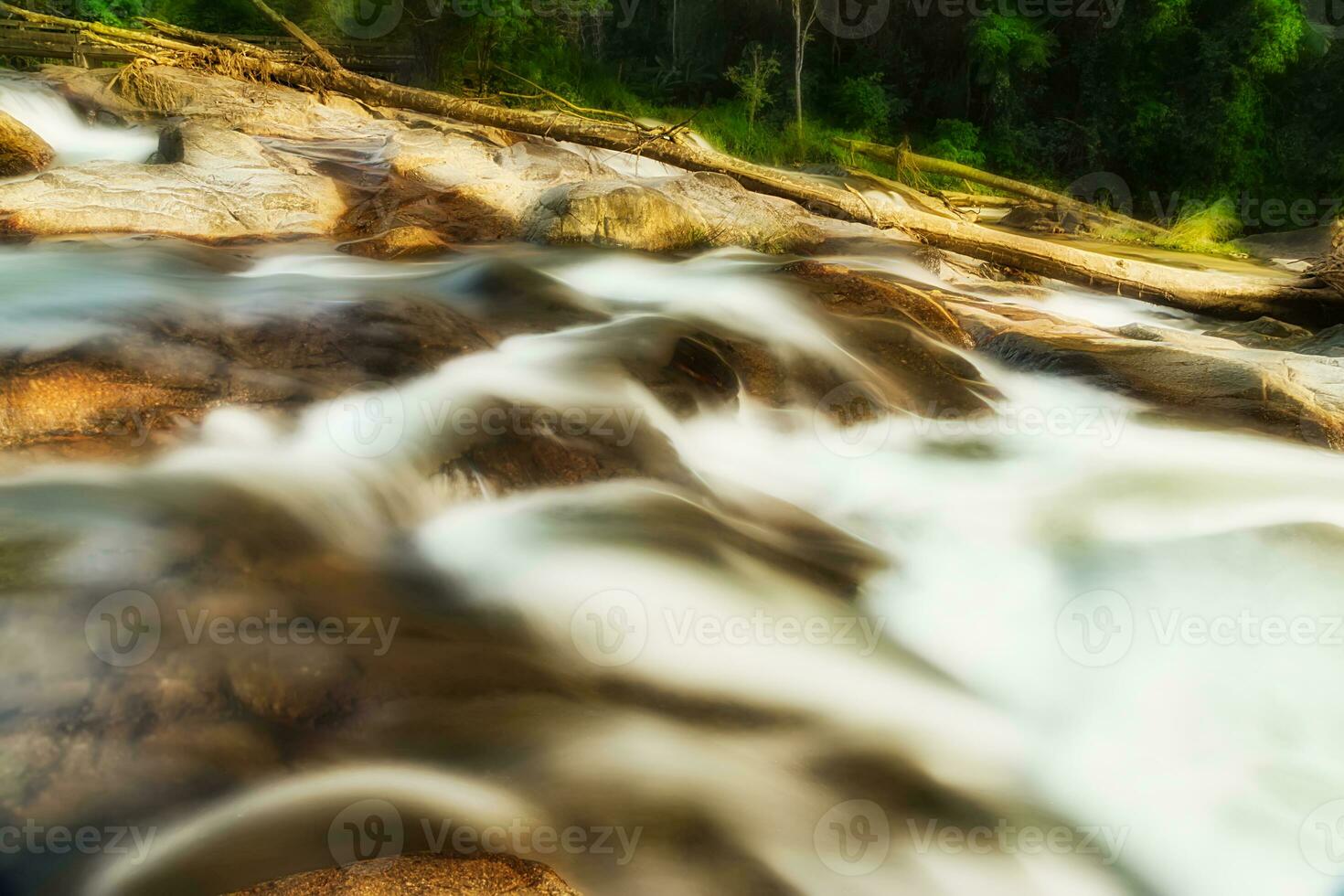 pequeño cascada y Roca con agua movimiento. foto