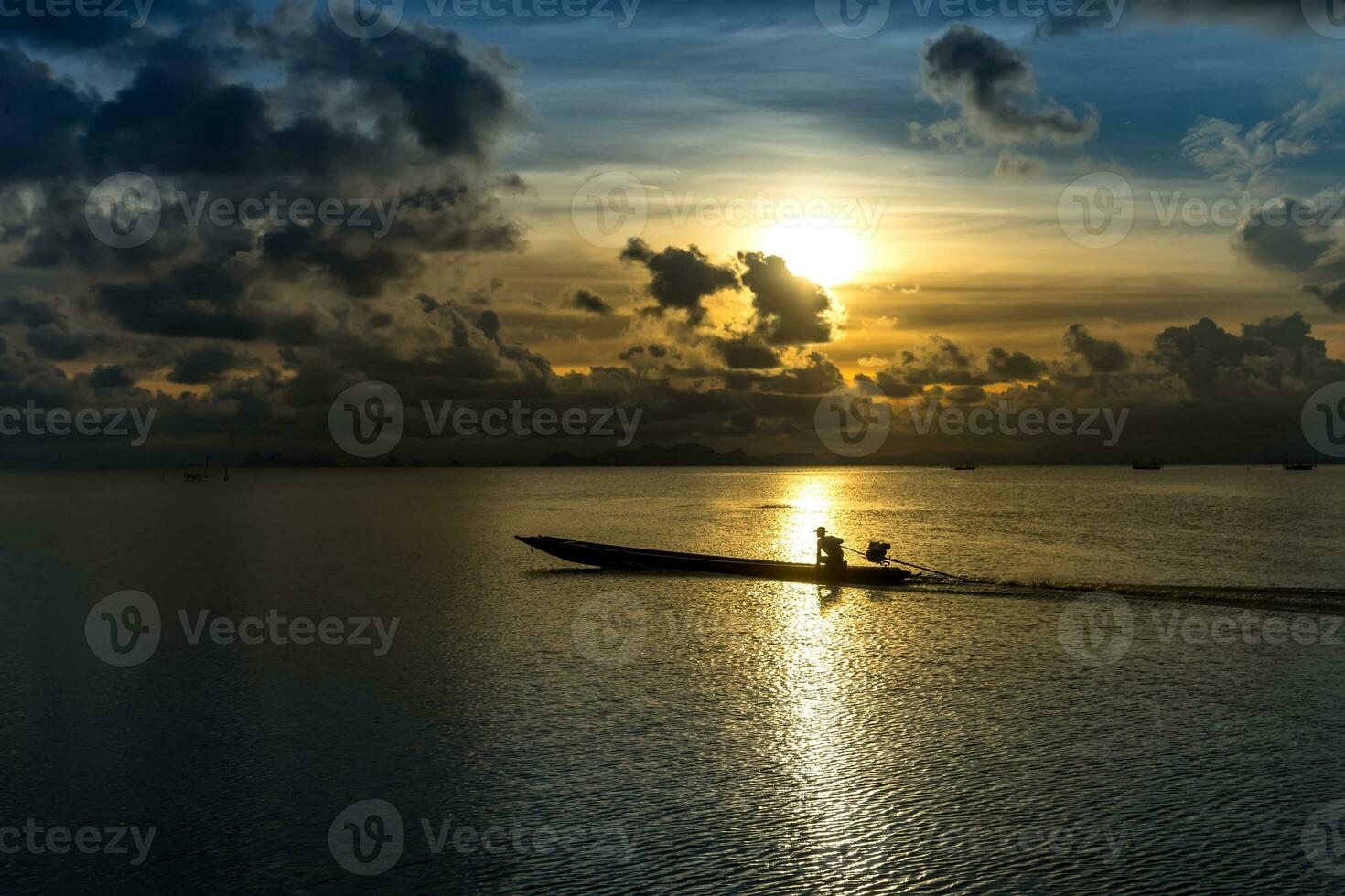 Sunset sky and cloud on the lake. photo