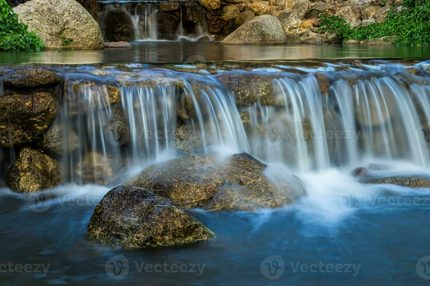 pequeño cascada con agua movimiento. foto